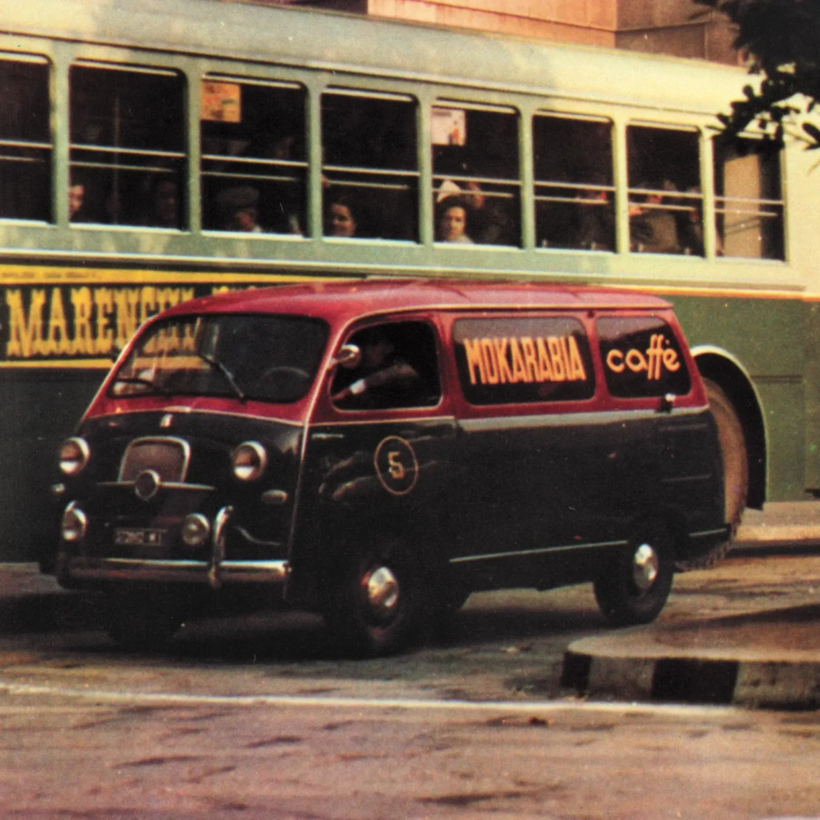 Auto i autobus reklamiraju Mokarabiju